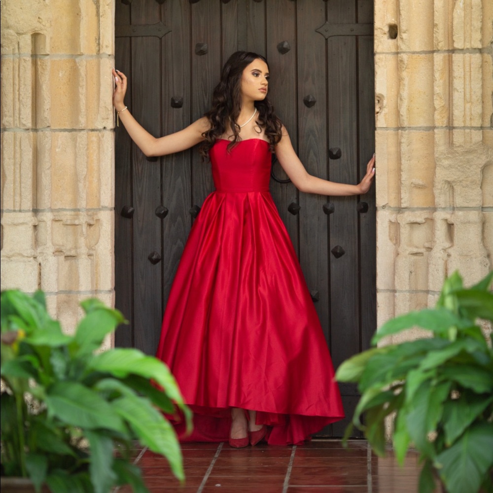 Only worn once and is in perfect conditions!!!!!